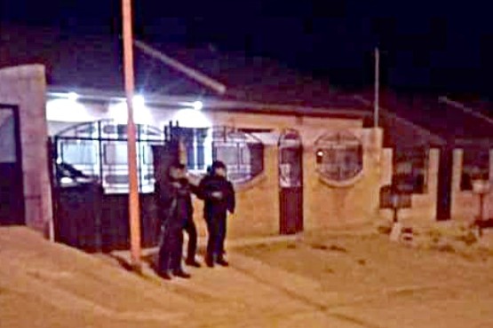 La policía montó guardia frente a la casa de Ariel Peredo.