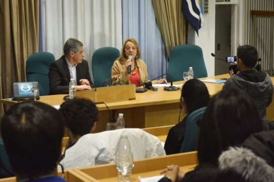 Alicia y el vicegobernador junto a los jóvenes. 