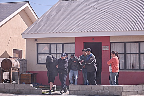 Momento en que los tres menores, uno para ser identificado, fueron trasladados a la dependencia, ya que serían los autores del hecho ilícito. (Fotos: C.R.)