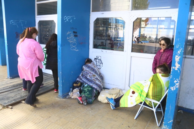 Hacen fila y pasan lista de quienes están presentes. (C.G) 