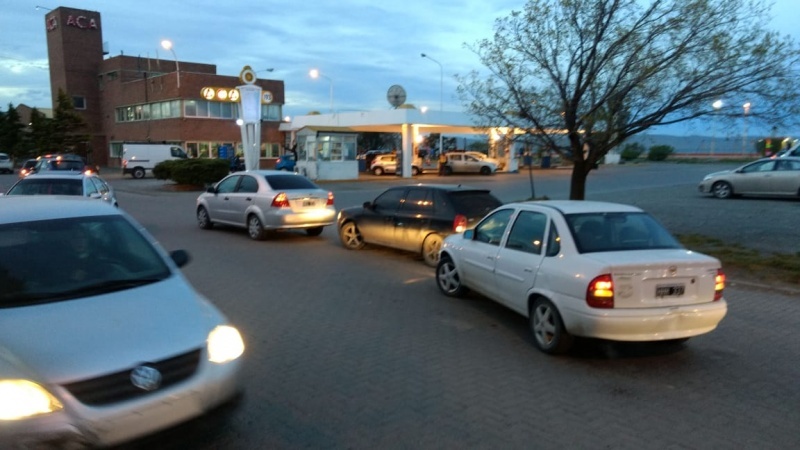 Esperando para llenar el tanque. (C.G) 