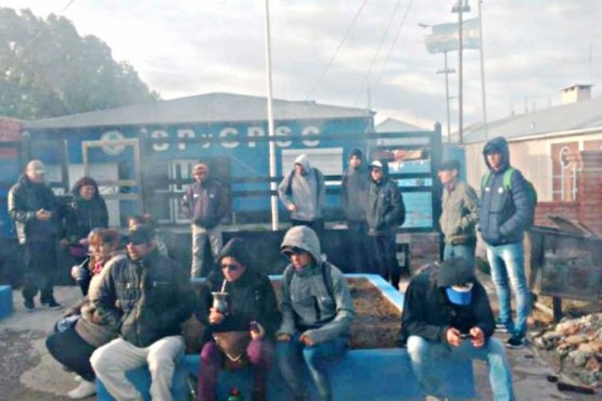 Los desocupados ayer frente al gremio petrolero en Las Heras 