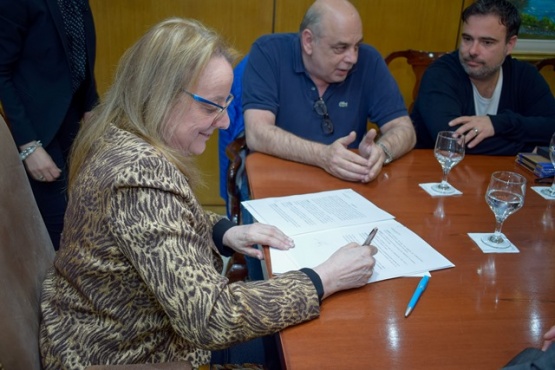 Alicia Kirchner firma el comodato para la cesión y aceptación de tierras con el Municipio