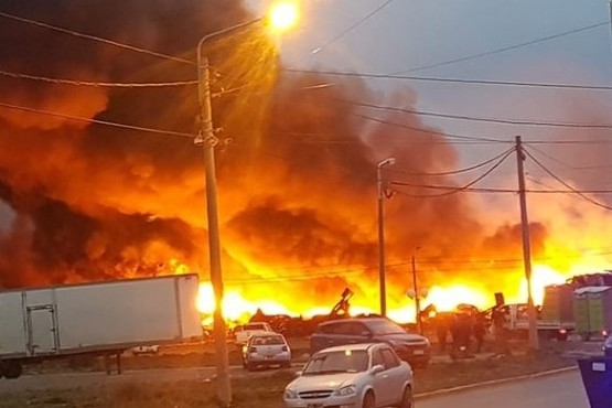 Incendio en Plásticos Isla Grande: Recomiendan a la gente no salir a la calle