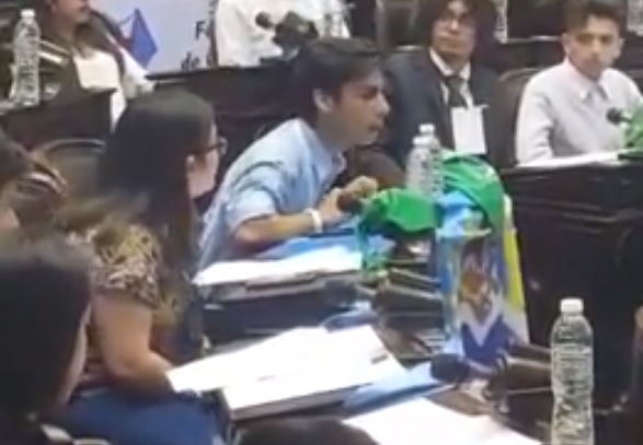 El estudiante en su turno de tomar la palabra. 