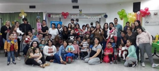 Los profesionales junto a los pacientes, de festejo. 