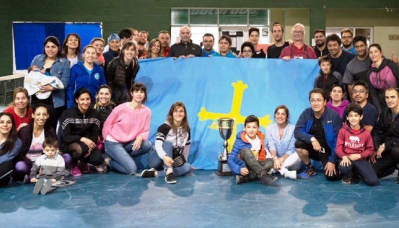 Parte de los tenistas del Centro Asturiano de festejo.