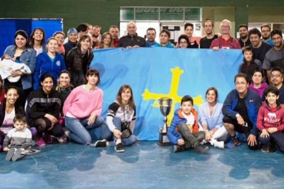 Parte de los tenistas del Centro Asturiano de festejo.