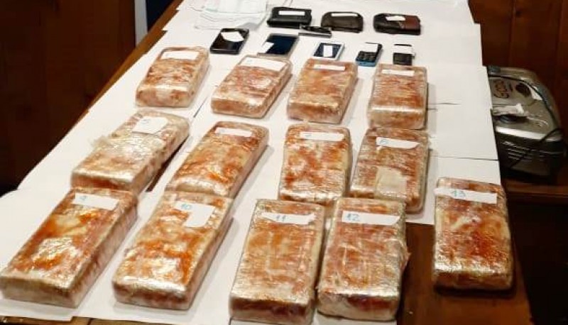 La PFA exhibió la droga incautada y a los sujetos detenidos. 