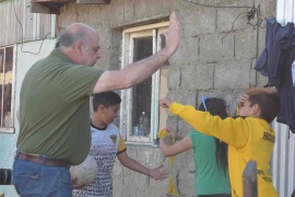 Reparten canastas navideñas a familias de diversos barrios