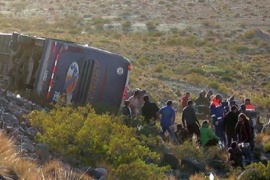 Volcó un micro en la alta montaña y hay al menos 3 muertos