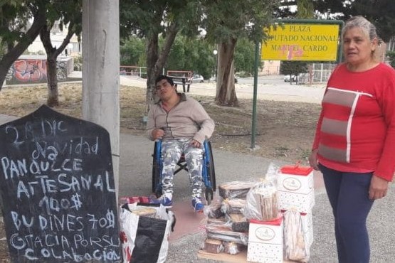 Vendió pan dulce para comprar una silla de ruedas