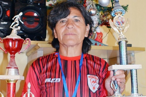 La futbolista de 51 años que venció al cáncer y salió campeona