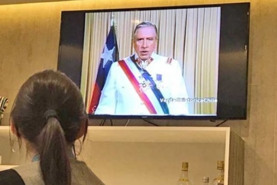 Denuncian que salón Vip del aeropuerto exhibió a turistas un discurso y homenaje a Pinochet