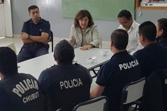 Ya hay 40 policías en Epuyén para patrullar e impedir que 85 vecinos salgan de sus casas