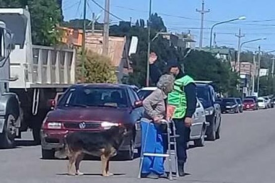 Gaiman: un efectivo fue ovacionado por ayudar a una abuela