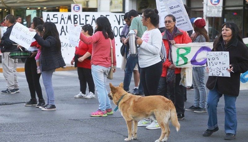 Los vecinos autoconvocados continuarán con su campaña de junta de firmas para frenar los tarifazos. (C. G)