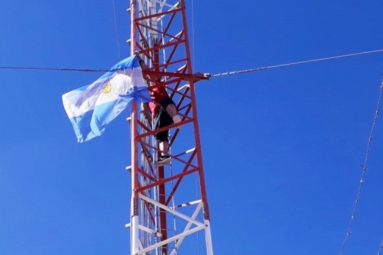 Los desocupados pasaron la noche en la antena. 