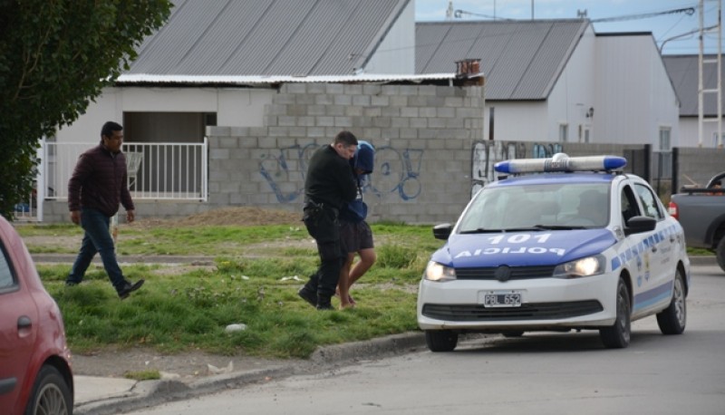 Momento en que el sospechoso fue trasladado a la dependencia. (Foto: C.R.)