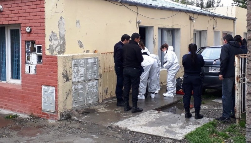 La policía inspeccionó el departamento donde estuvieron el hombre y sus hijas el pasado domingo.  