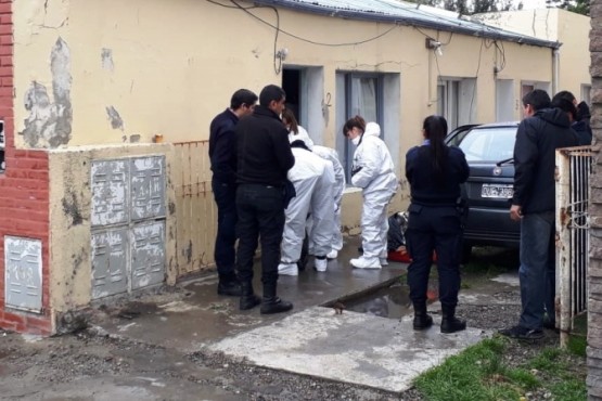 La policía inspeccionó el departamento donde estuvieron el hombre y sus hijas el pasado domingo.  