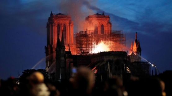 Macron prometió reconstruir la catedral