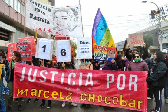 El reclamo de justicia por el homicidio de la joven trans se hizo sentir en el izamiento dominical. (J.C.C)