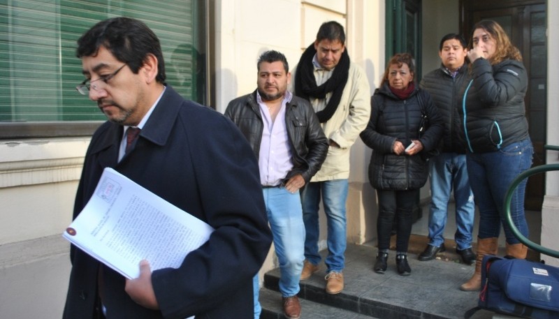 Los vecinos riogalleguenses celebraron el haber podido concretar la presentación del amparo colectivo por el que trabajaron tres meses. (J. C. C)