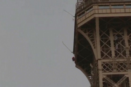 Evacuaron y cerraron la Torre Eiffel por un hombre que la escalaba