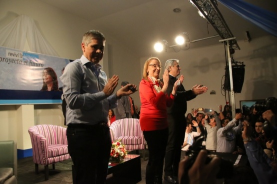 Alicia, Fernández y González en el acto. (C.G)