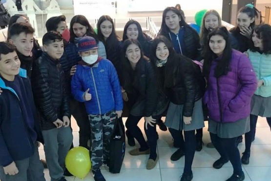 Valentín junto a sus compañeros de escuela. Una de las imágenes que compartió