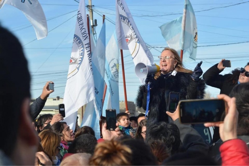 Alicia junto a la militancia. 