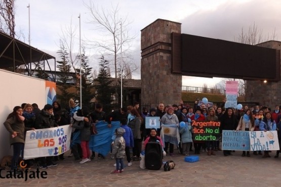 En El Calafate tambien se manifestaron Por las 2 Vidas