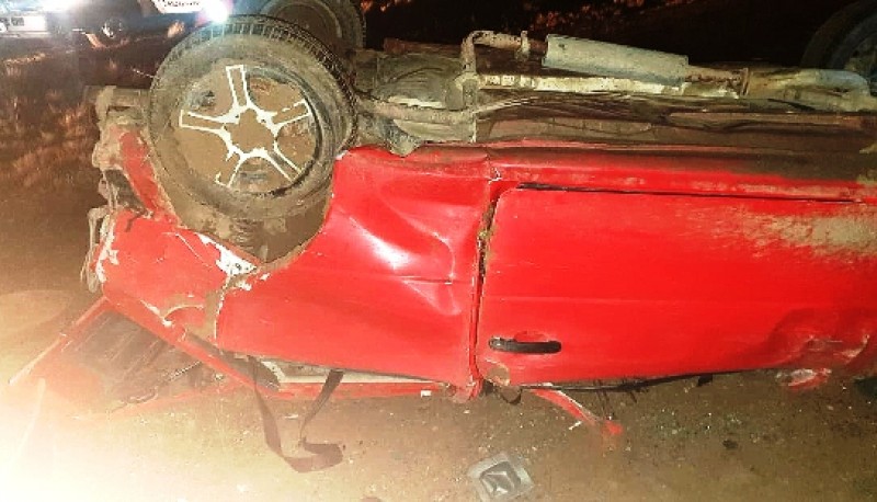 La camioneta quedó sobre su techo al volcar frente al cementerio. 