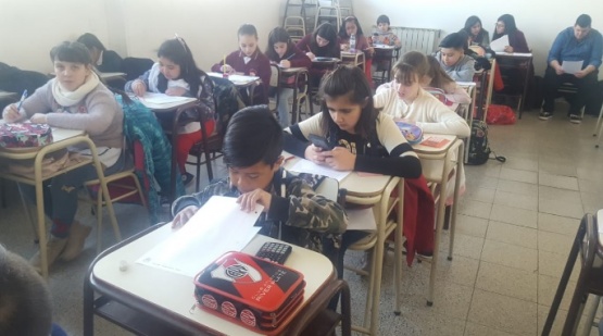 Los alumnos en plena olimpiada. 