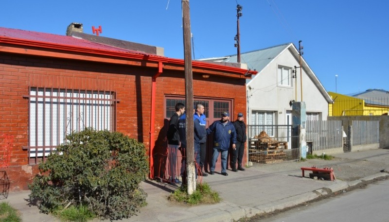 Policia junto a DDI en la vivienda de la mujer fallecida. 