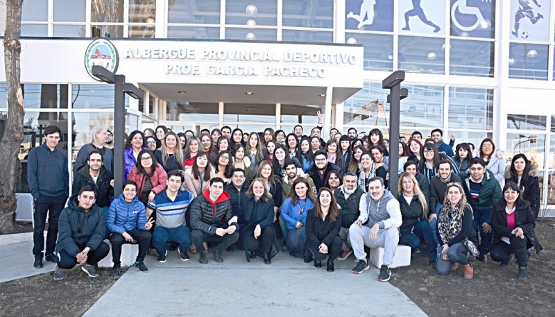 Alicia Kirchner posando junto a los integrantes de los distintos equipos de la cartera social.