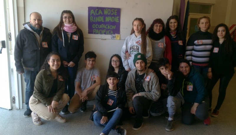 Alumnos unidos en el escuelazo que tiene lugar en Rawson. 