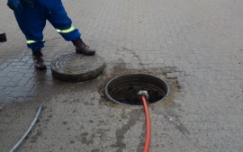 Tiraron trapos a la cloaca y provocaron desborde