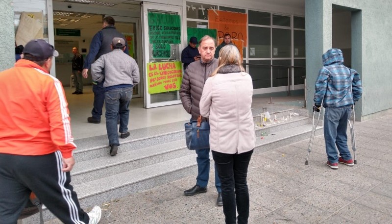 El Intendente Carlos Linares se acercó al nosocomio.