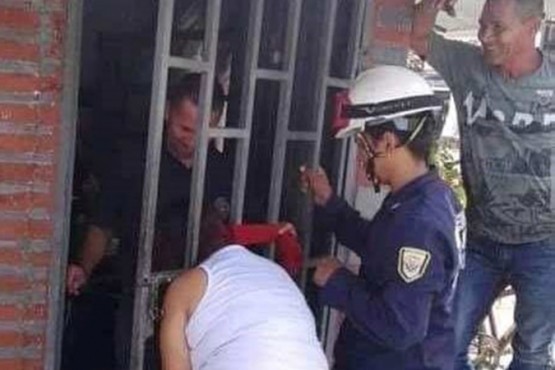 Una mujer quedó atrapada cinco horas en una reja por intentar “chusmear” qué hacia su vecina