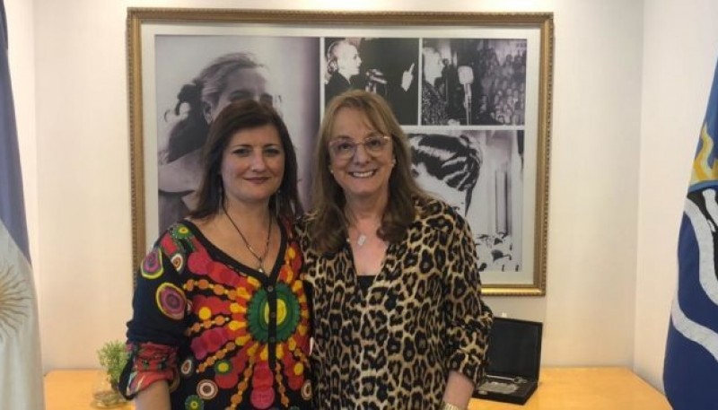 Alicia junto a la presidenta de  la Federación Internacional de Trabajadores Sociales.