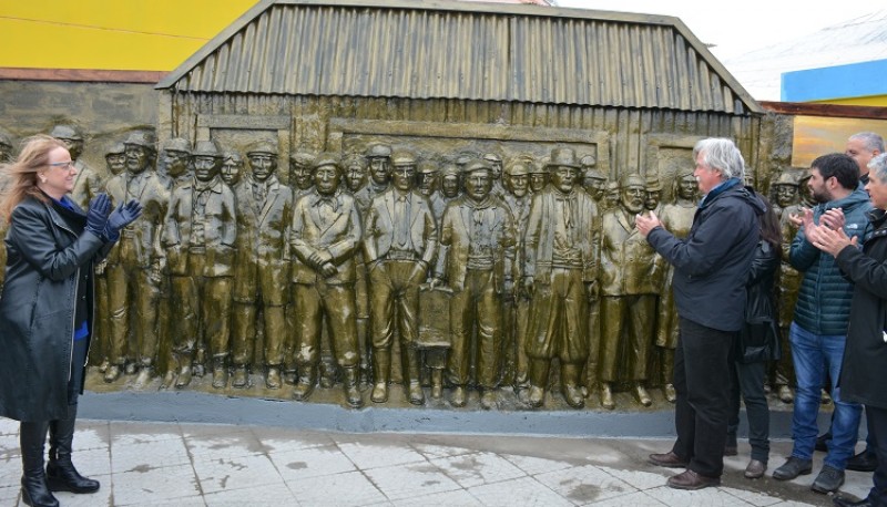 La gobernadora junto al monumento. 