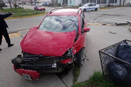 La Surán terminó sobre la vereda de la UTN ( Foto C.R.)