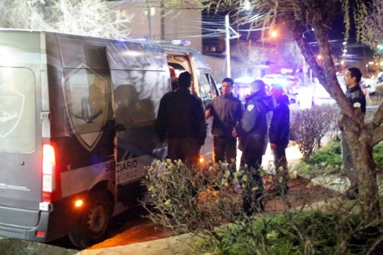 Momento en el que personal del Servicio Penitenciario traslada a Reina. (Foto: C.G.) 