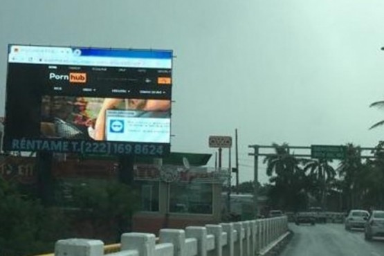El cartel hackeado con pornografía en la autopista. 