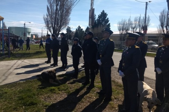 Izamiento en la plaza del barrio APAP. 