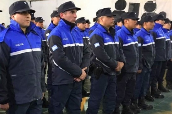 Policías en posición firme.  