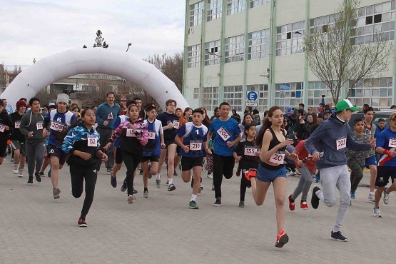 Estudiantes y otros participantes en la corrida atlética. 