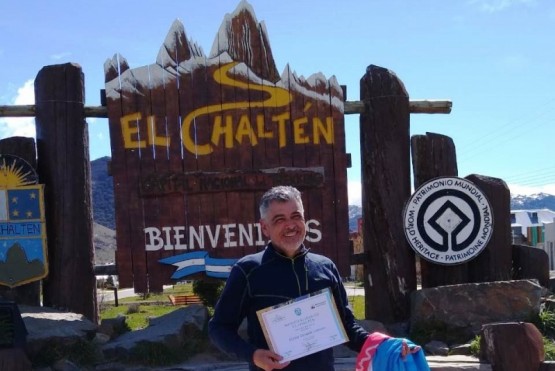 Lezcano posando con su diploma. 